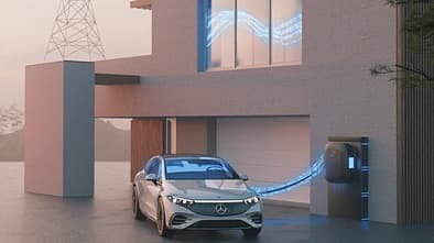 Ein Mercedes-Elektroauto steht vor einem modernen Haus und ist über eine Wallbox mit dem Stromnetz verbunden, das bidirektionalen Energiefluss visualisiert.