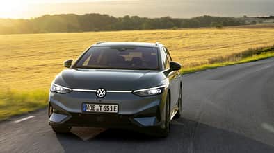 VW ID.7 Tourer aus der Frontperspektive im Abendlicht während der Fahrt.