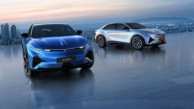 Alpine A390 als blauer Elektro-Crossover auf Gebirgsstraße, schräg von vorn aufgenommen.