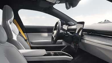 Polestar 5 Cockpit: Fahrerplatz mit großem, hochformatigem Zentraldisplay, Lenkrad und klar gestalteter Instrumententafel.