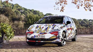 Getarnter VW ID. Polo als Elektro-Kleinwagen in Frontansicht während Fotoaufnahmen im Außenbereich.