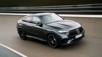 Mercedes-AMG GLC 53 4Matic+ in Schwarz bei Fahraufnahme auf Autobahn mit Motion Blur im Hintergrund.