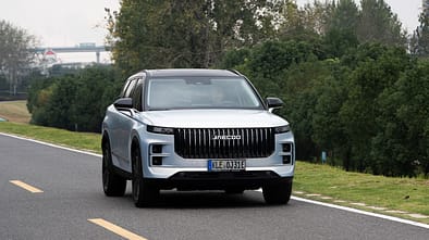 Jaecoo 7 SHS SUV waehrend der Fahrt auf einer Landstrasse