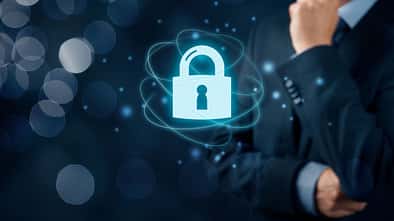 Symbolisches Bild für Datensicherheit und Cloud-Schutz in digitalen Fuhrparks mit Schloss-Icon und Geschäftsperson im Hintergrund.