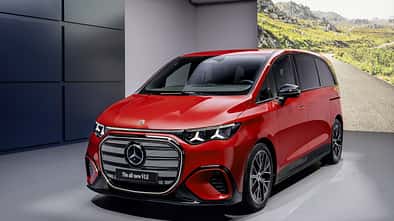 Roter Mercedes VLE in Frontansicht auf einer Präsentationsfläche mit großem Kühlergrill und LED-Scheinwerfern.