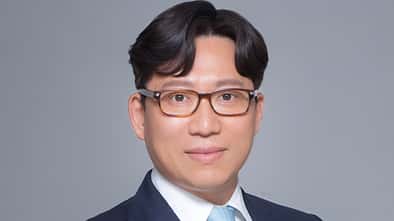 BK Lee, neuer Geschäftsführer von KGM Deutschland, im Porträt mit Anzug und Krawatte