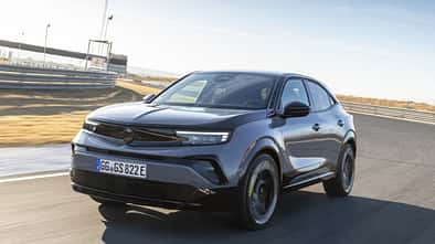 Opel Mokka GSE in schräger Frontansicht auf einer Rennstrecke.