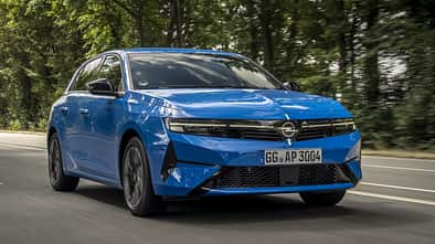 Opel Astra 1.5 Diesel in Blau während der Fahrt aus schräger Frontperspektive.