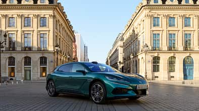 Grüner Denza Z9GT auf einem innerstädtischen Platz. Der Elektro-Grand-Tourer startet für Gewerbekunden ab 599 Euro netto im Leasing.