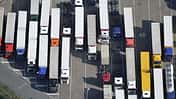 LKW Parkplatz : EUROPA, DEUTSCHLAND, HAMBURG, (EUROPE, GERMANY), 09.04.2017 LKW Parkplatz in Hamburg Moorfleet