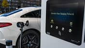 Elektroauto lädt an einer Mercedes-Benz-Ladesäule – Symbolbild für digitales Flottenladen