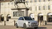 Fiat 500 Hybrid aus der Frontperspektive auf einer Piazza vor historischer Architektur.