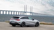 Mercedes CLA Shooting Brake EQ als silberner Elektro-Kombi auf Landstraße, seitlich aufgenommen.