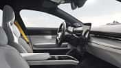 Polestar 5 Cockpit: Fahrerplatz mit großem, hochformatigem Zentraldisplay, Lenkrad und klar gestalteter Instrumententafel.