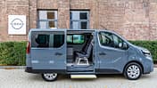 Seitenansicht des Nissan Primastar FlexVan mit geöffneten Türen und modularer Innenraumkonfiguration.