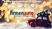Weihnachtsmotiv mit firmenauto-Logo, Textgruß zu Weihnachten und Neujahr sowie Modellauto mit Tannenbaum auf schneebedecktem Untergrund.