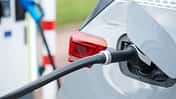 Ladekabel eines Elektroautos an einer Ladesaeule am Unternehmensstandort waehrend eines Ladevorgangs