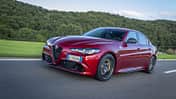 Alfa Romeo Giulia Quadrifoglio während der Fahrt auf einer Landstrasse