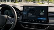 Cockpit eines Dienstwagens mit großem Display und Hinweis auf ein verfügbares Software-Update.