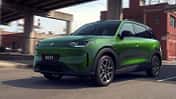 Leapmotor B03X als grüner Elektro-SUV in Frontansicht während der Fahrt auf einer städtischen Straße.