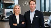 Karin Rådström (Daimler Truck) und Ola Källenius (Mercedes-Benz Group) vor Fahrzeugen ihrer Unternehmen. Beide kritisieren die EU-CO₂-Vorgaben und fordern realistischere Rahmenbedingungen für die Transformation.