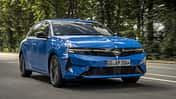 Opel Astra 1.5 Diesel in Blau während der Fahrt aus schräger Frontperspektive.