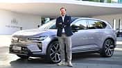 René Müller von Volvo Car Germany steht vor dem vollelektrischen Volvo EX60.