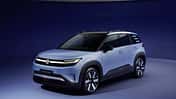 VW ID. Cross als kompakter Elektro-SUV in Hellblau mit schwarzem Dach in einer Studioaufnahme aus der Front-Seitenansicht.