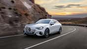 Mercedes C-Klasse Elektro fährt auf einer Landstraße in der Seitenansicht.