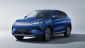 Blauer BYD Atto 3 EVO als Elektro-SUV in einer Studioaufnahme mit Front- und Seitenansicht.