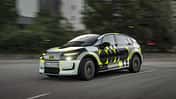 Audi A2 E-Tron Prototyp mit Tarnbeklebung während der Fahrt aus Frontperspektive.