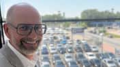 Rainer Thies von MHC Mobility mit Blick auf Fahrzeuge am Unternehmensstandort in Bockel.
