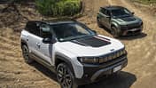 Jeep Compass 4xe vorne und Jeep Avenger 4xe hinten auf einer unbefestigten Strecke im Gelände.