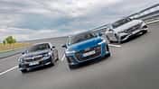 BMW 540d xDrive, Audi A6 Avant TDI und Mercedes E450 d fahren nebeneinander auf einer Teststrecke.